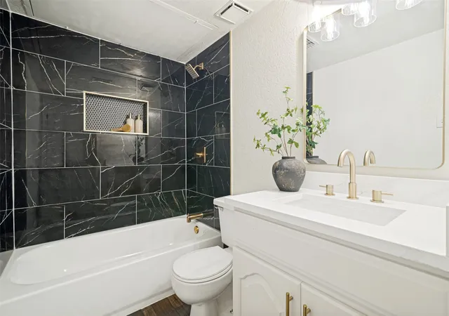 Photo 2 of Single family home for sale at 201 Mapleridge Dr, Rockwall, TX 75032 | MLS# 21372142 | Listing updated on 2026-10-07