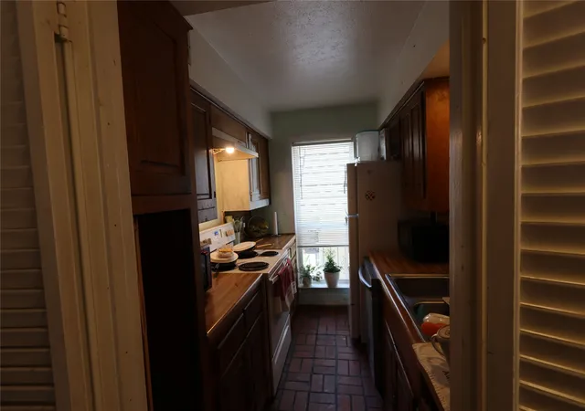 Listing Photo 3 - Condo for sale in building located at 900 S Weatherred Dr, Richardson, TX 75080 - Unit #900F