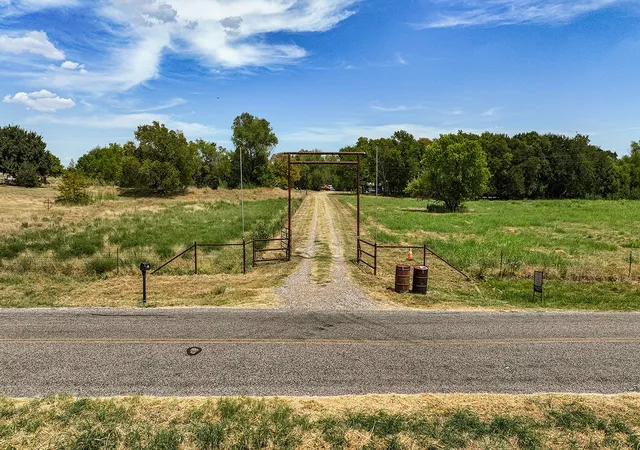 Photo 3 of Sale Pending at 6100 Cr 662, Farmersville, TX 75442 | MLS# 21371930 | Listing updated on 2026-08-31