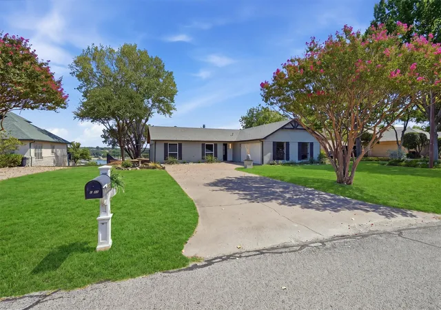 Photo 3 of Single family home for sale at 5123 Fairway Cir, Granbury, TX 76049 | MLS# 21371908 | Listing updated on 2026-08-29