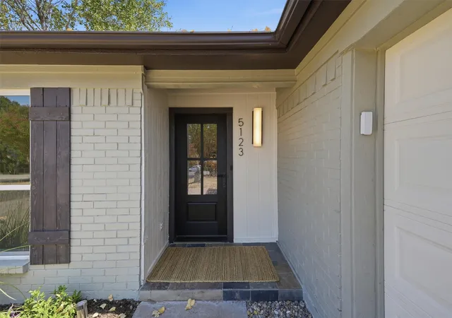 Photo 4 of Single family home for sale at 5123 Fairway Cir, Granbury, TX 76049 | MLS# 21371908 | Listing updated on 2026-08-29