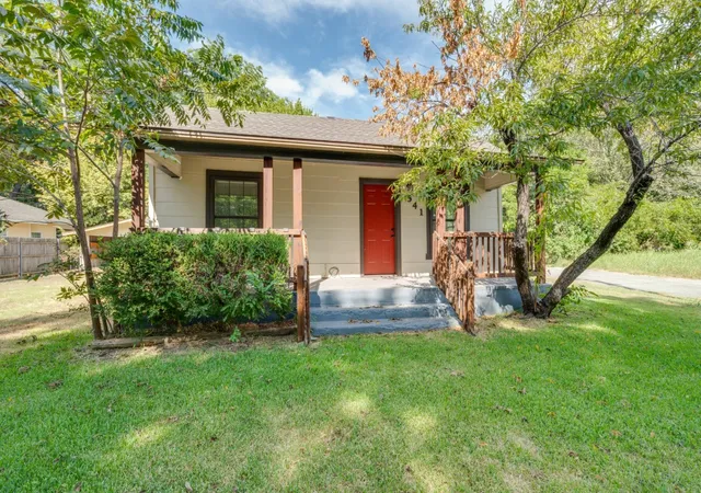 Photo 2 of Single family home for sale at 541 Denison St, Gainesville, TX 76240 | MLS# 21372360 | Listing updated on 2026-09-29