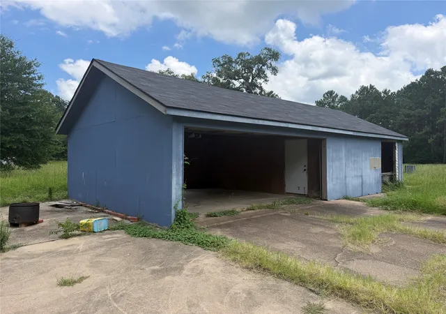 Photo 2 of Single family home for sale at 2071 W Point Tap Rd, Palestine, TX 75803 | MLS# 21372412 | Listing updated on 2026-08-29