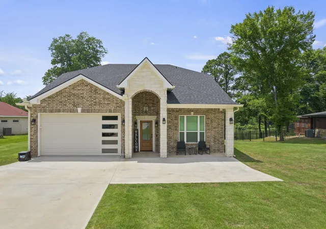 Photo 3 of Single family home for sale at 419 Lost Lake Trl, Mt Pleasant, TX 75455 | MLS# 21371914 | Listing updated on 2026-08-29
