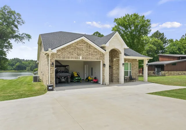 Photo 4 of Single family home for sale at 419 Lost Lake Trl, Mt Pleasant, TX 75455 | MLS# 21371914 | Listing updated on 2026-08-29