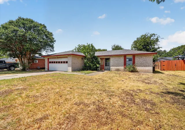 Photo 2 of Single family home for sale at 203 Myrtle Ave, Waxahachie, TX 75165 | MLS# 21371200 | Listing updated on 2026-08-29