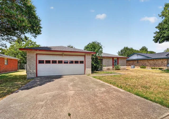 Photo 3 of Single family home for sale at 203 Myrtle Ave, Waxahachie, TX 75165 | MLS# 21371200 | Listing updated on 2026-08-29