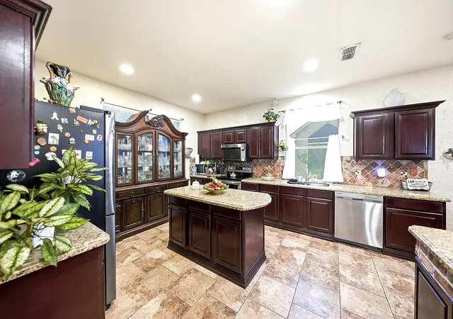 Photo 3 of Sale Pending at 1717 Chase Oaks Dr, Keller, TX 76248 | MLS# 21372394 | Listing updated on 2026-09-30