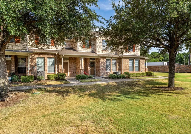 Photo 3 of Townhouse for sale at 2709 Olympic Park Dr, Grand Prairie, TX 75050 | MLS# 21372318 | Listing updated on 2026-08-29