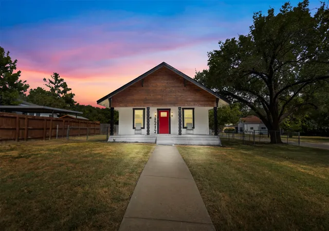 Photo 1 of Single family home for sale at 1212 Earl St, Commerce, TX 75428 | MLS# 21372477 | Listing updated on 2026-08-29
