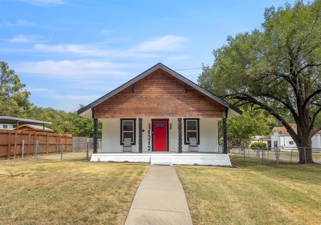 Photo 2 of Single family home for sale at 1212 Earl St, Commerce, TX 75428 | MLS# 21372477 | Listing updated on 2026-08-29
