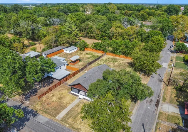 Photo 3 of Single family home for sale at 1212 Earl St, Commerce, TX 75428 | MLS# 21372477 | Listing updated on 2026-08-29
