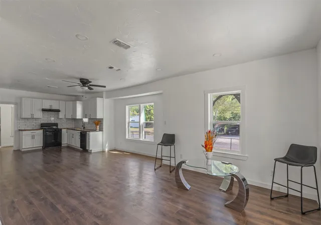 Photo 3 of Single family home for sale at 1212 Earl St, Commerce, TX 75428 | MLS# 21372477 | Listing updated on 2026-08-29