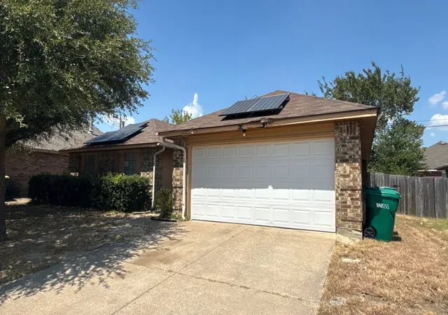 Photo 1 of Sale Pending at 914 Larue Dr, Cedar Hill, TX 75104 | MLS# 21370399 | Listing updated on 2026-10-07