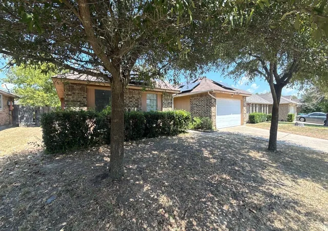Photo 2 of Sale Pending at 914 Larue Dr, Cedar Hill, TX 75104 | MLS# 21370399 | Listing updated on 2026-10-07