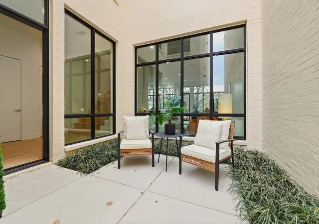 Photo 3 of Condo for sale at 610 N Oak Cliff Blvd #305, Dallas, TX 75208 | MLS# 21372561 | Listing updated on 2026-08-29