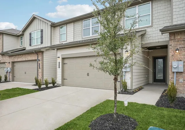 Photo 2 of Townhouse for sale at 936 Penrose Dr, Cedar Hill, TX 75104 | MLS# 21372571 | Listing updated on 2026-09-01