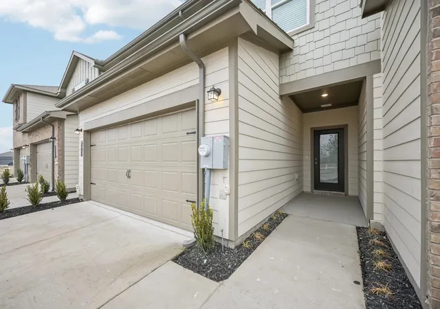 Photo 3 of Townhouse for sale at 936 Penrose Dr, Cedar Hill, TX 75104 | MLS# 21372571 | Listing updated on 2026-09-01
