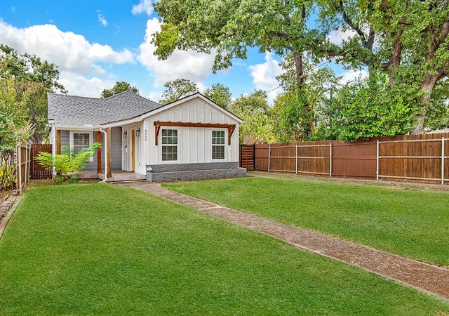Photo 2 of Single family home for sale at 4909 White Oak Ln, River Oaks, TX 76114 | MLS# 21370361 | Listing updated on 2026-08-29