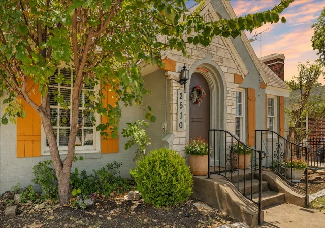 Photo 1 of Single family home for sale at 2510 W Jefferson Blvd, Dallas, TX 75211 | MLS# 21362446 | Listing updated on 2026-08-29