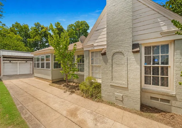 Photo 3 of Single family home for sale at 2510 W Jefferson Blvd, Dallas, TX 75211 | MLS# 21362446 | Listing updated on 2026-08-29