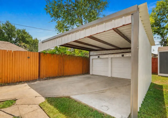 Photo 3 of Single family home for sale at 2510 W Jefferson Blvd, Dallas, TX 75211 | MLS# 21362446 | Listing updated on 2026-08-29