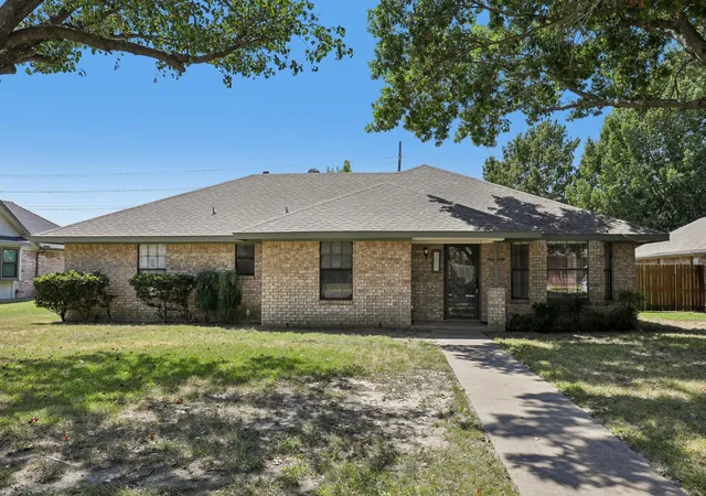 Photo 2 of Single family home for sale at 3805 Sunhill Dr, Greenville, TX 75402 | MLS# 21367706 | Listing updated on 2026-08-29