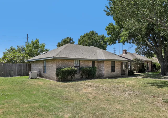 Photo 3 of Single family home for sale at 3805 Sunhill Dr, Greenville, TX 75402 | MLS# 21367706 | Listing updated on 2026-08-29