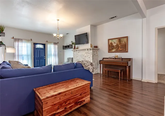Photo 2 of Single family home for sale at 1200 N 15th St, Waco, TX 76707 | MLS# 21372611 | Listing updated on 2026-09-17