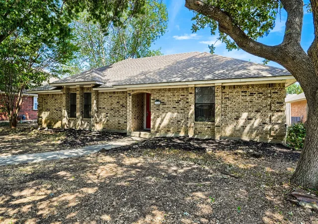 Photo 3 of Single family home for sale at 315 Tanglewood St, Denton, TX 76207 | MLS# 21277137 | Listing updated on 2026-08-29