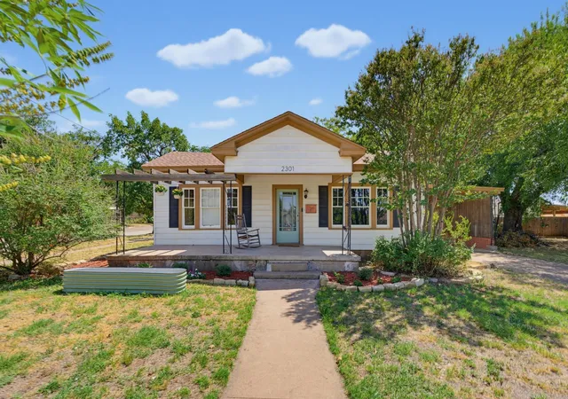 Photo 1 of Single family home for sale at 2301 S 6th St, Abilene, TX 79605 | MLS# 21372632 | Listing updated on 2026-08-29