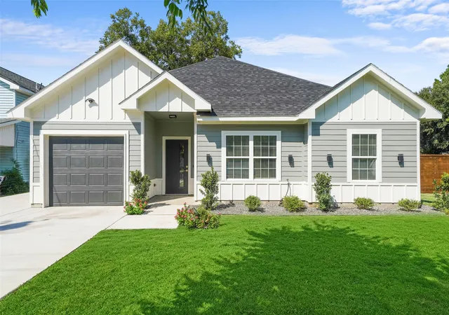 Photo 1 of Single family home for sale at 300 S 5th St, Crandall, TX 75114 | MLS# 21371136 | Listing updated on 2026-08-29