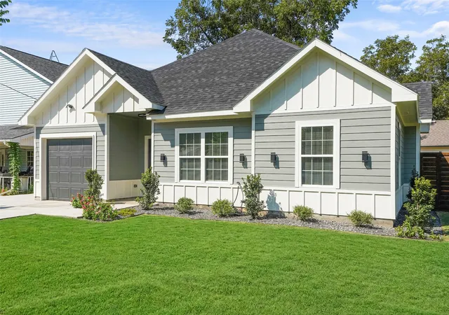 Photo 2 of Single family home for sale at 300 S 5th St, Crandall, TX 75114 | MLS# 21371136 | Listing updated on 2026-08-29