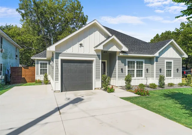 Photo 3 of Single family home for sale at 300 S 5th St, Crandall, TX 75114 | MLS# 21371136 | Listing updated on 2026-08-29