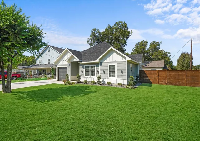 Photo 3 of Single family home for sale at 300 S 5Th St, Crandall, TX 75114 | MLS# 21371136 | Listing updated on 2026-08-29