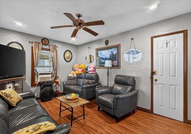 Photo 4 of Single family home for sale at 3332 Coronet Blvd, Dallas, TX 75212 | MLS# 21372701 | Listing updated on 2026-08-29