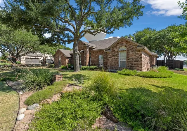 Photo 2 of Sale Pending at 2324 Paddington Wy, Waco, TX 76655 | MLS# 21372176 | Listing updated on 2026-10-01