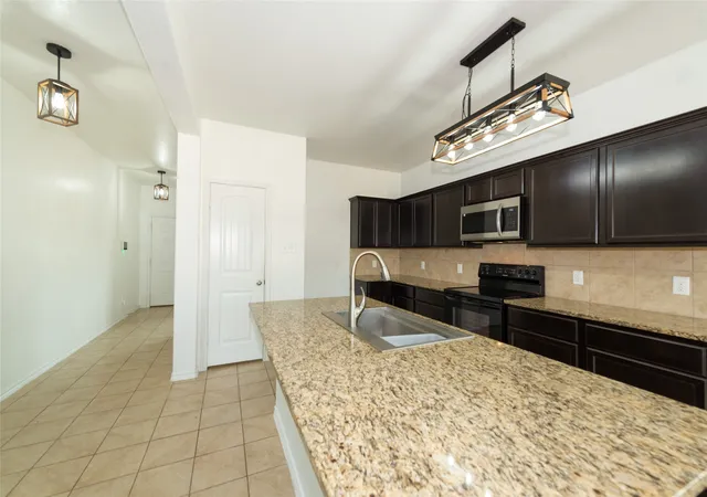 Photo 4 of Single family home for sale at 324 Fairgrounds Ln, Ponder, TX 76259 | MLS# 21372792 | Listing updated on 2026-08-30