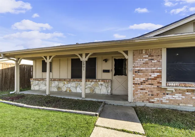 Photo 4 of Single family home for sale at 2801 Laramie St, Irving, TX 75062 | MLS# 21367252 | Listing updated on 2026-08-30