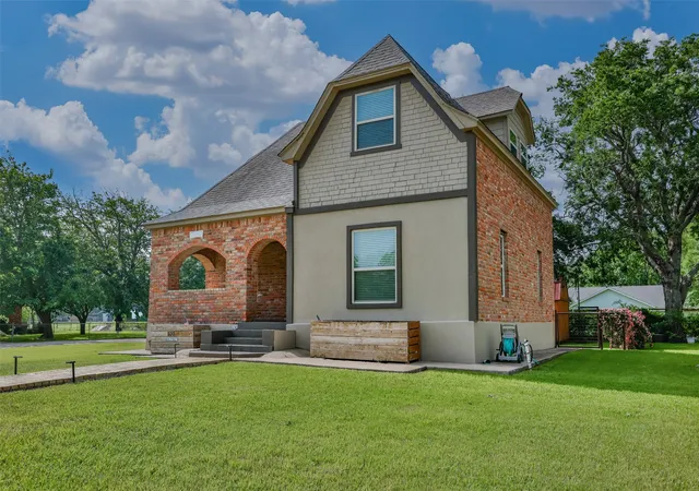 Photo 2 of Sale Pending at 230 E Main St, Lindsay, TX 76250 | MLS# 21372816 | Listing updated on 2026-10-07