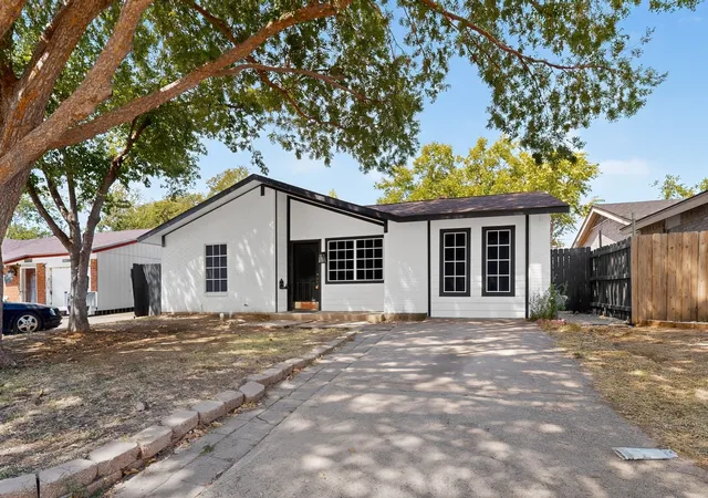 Photo 2 of Single family home for sale at 2441 Lakeshore Dr, Grand Prairie, TX 75051 | MLS# 21371049 | Listing updated on 2026-08-30