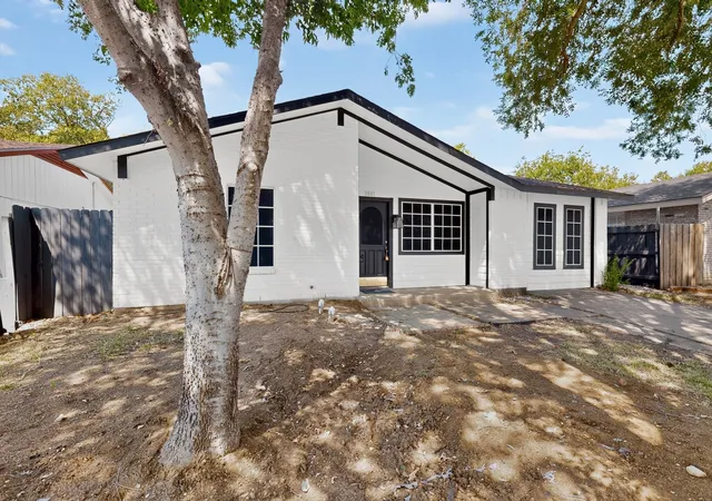 Photo 3 of Single family home for sale at 2441 Lakeshore Dr, Grand Prairie, TX 75051 | MLS# 21371049 | Listing updated on 2026-08-30