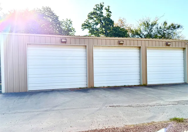 Photo 1 of Single family home for sale at 106 Hiawatha Dr, Mabank, TX 75156 | MLS# 21372891 | Listing updated on 2026-09-18