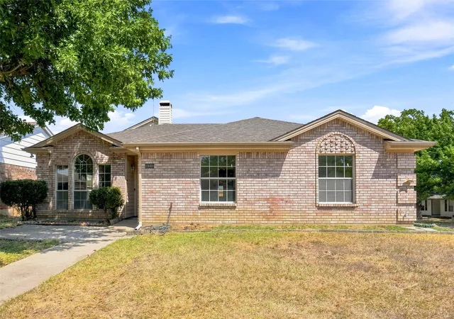 Photo 1 of Single family home for sale at 1001 Flower Dr, Arlington, TX 76017 | MLS# 21365783 | Listing updated on 2026-09-29