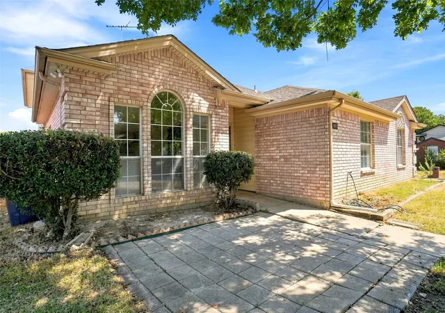Photo 3 of Single family home for sale at 1001 Flower Dr, Arlington, TX 76017 | MLS# 21365783 | Listing updated on 2026-09-29