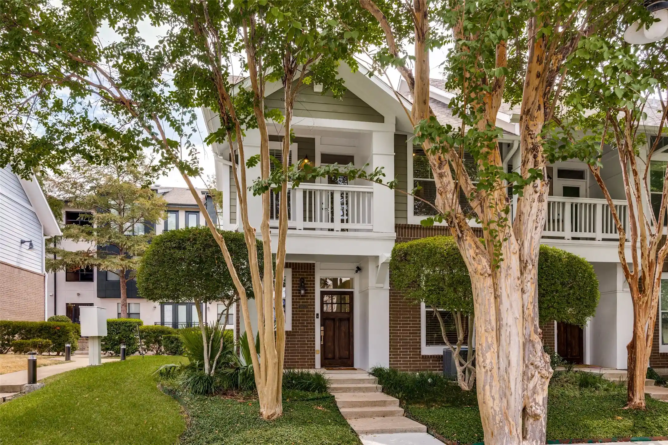 Townhouse for sale at 1852 Summit Ave, Dallas, TX 75206 | MLS# 21371572