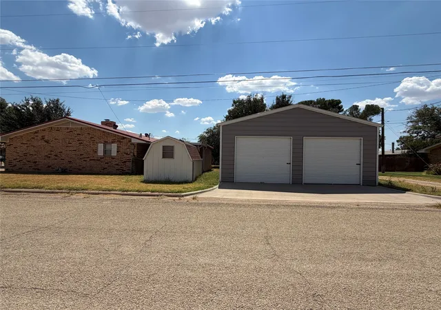 Photo 4 of Single family home for sale at 1209 Park St N, Seymour, TX 76380 | MLS# 21372931 | Listing updated on 2026-08-30