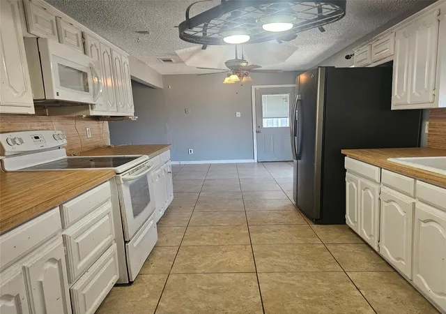 Photo 2 of Single family home for sale at 134 Ridgeway Dr, Red Oak, TX 75154 | MLS# 21372874 | Listing updated on 2026-10-07