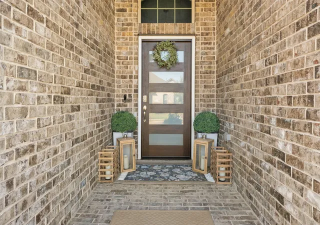 Photo 2 of Single family home for sale at 1117 Silver Oak Dr, Mansfield, TX 76063 | MLS# 21361343 | Listing updated on 2026-08-30