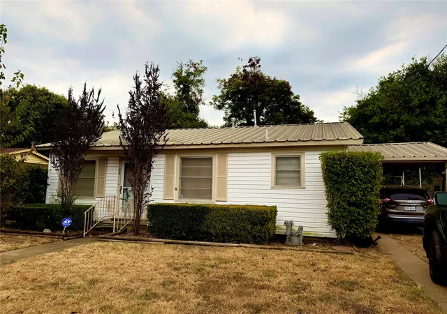 Photo 1 of Single family home for sale at 113 Moon St, Cleburne, TX 76033 | MLS# 21372822 | Listing updated on 2026-09-22
